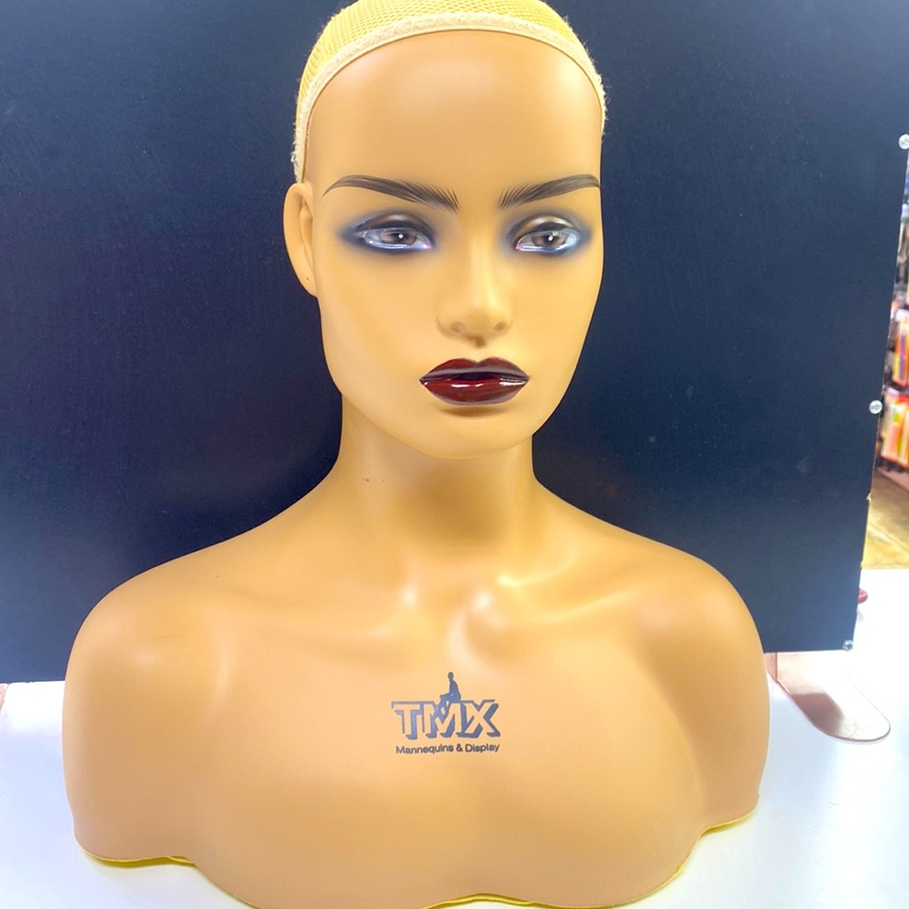 - Realistic mannequin head 🥰